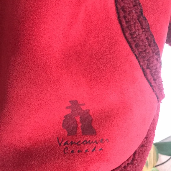 Red Coat Vancouver Canada - Picture 3 of 5